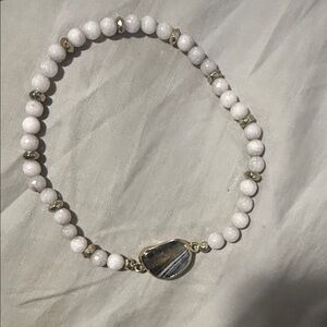 Elegant White Beaded Bracelet with Gold Accents